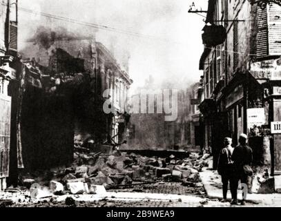 Les soldats allemands se trouvent au milieu de bâtiments en feu à Soissons, Aisne, dans la région des hauts-de-France. Juste derrière les lignes franco-britanniques, la ville a été fortement bombardée avant d'être capturée par les Allemands en mai 1918. Banque D'Images