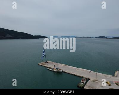 Vue aérienne Grèce un immense drapeau grec national agitant à l'anniversaire du 25 mars dans le port maritime portuaire d'igoumenitsa ville épirus Banque D'Images