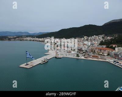 Vue aérienne Grèce un immense drapeau grec national agitant à l'anniversaire du 25 mars dans le port maritime portuaire d'igoumenitsa ville épirus Banque D'Images
