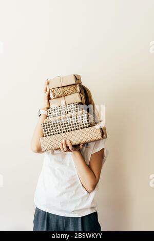 .femme détient une pile de cadeaux Banque D'Images