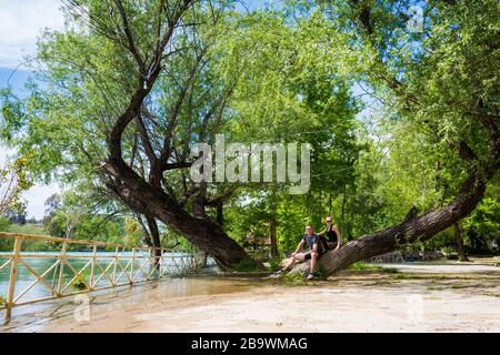 De beaux touristes couple en lune de miel aux chutes Manavgat Selalesi en Turquie, Antalya. Parc naturel. Banque D'Images