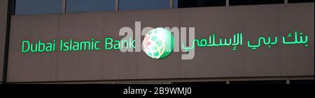 Dubai Emirats Arabes Unis décembre 2019 - Dubai Islamic Bank un grand bâtiment des banques du Moyen-Orient signe le logo sur le grand bâtiment en soirée. Vue de nuit. Banque D'Images