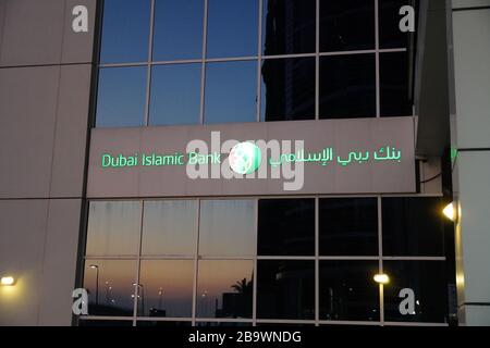 Dubai Emirats Arabes Unis décembre 2019 - Dubai Islamic Bank un grand bâtiment des banques du Moyen-Orient signe le logo sur le grand bâtiment en soirée. Vue de nuit. Banque D'Images