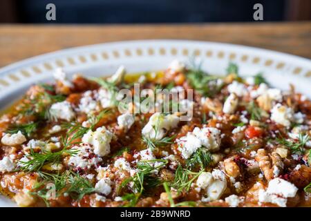 Salade turque d'aubergine fumée de méze Soslu Plican à partager Banque D'Images