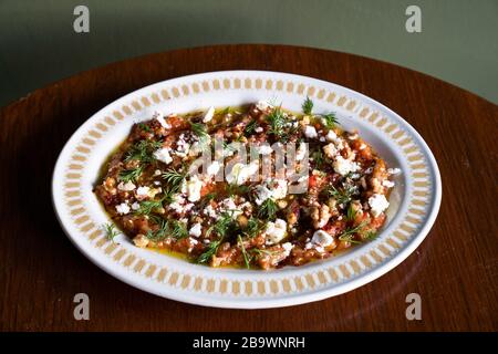 Salade turque d'aubergine fumée de méze Soslu Plican à partager Banque D'Images