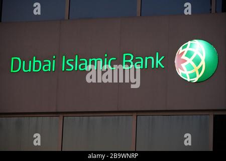 Dubai Emirats Arabes Unis décembre 2019 - Dubai Islamic Bank un grand bâtiment des banques du Moyen-Orient signe le logo sur le grand bâtiment en soirée. Vue de nuit. Banque D'Images