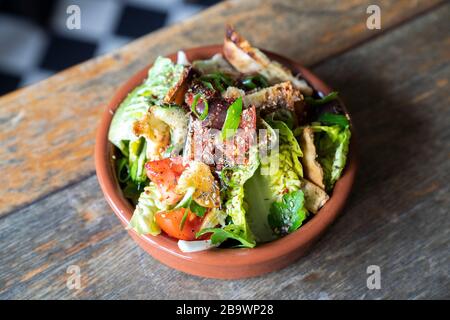 Fatoush, salade hachée du Moyen-Orient avec croûtons de pain pitta, laitue, menthe et tomates Banque D'Images