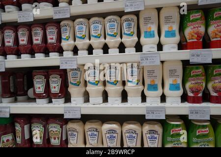 Dubai Emirats Arabes Unis décembre 2019 variété de Heinz, Knorr Nandos marque Tomato Ketchup et mayonnaise exposition en magasin pour la vente. Mayo léger, sauce Chili Mayo. B Banque D'Images