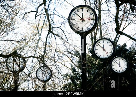 Controversial weekend time change. Clock installation Zeitfeld by Klaus Rinke at the northern entrance of the Volksgarten in Düsseldorf. Banque D'Images