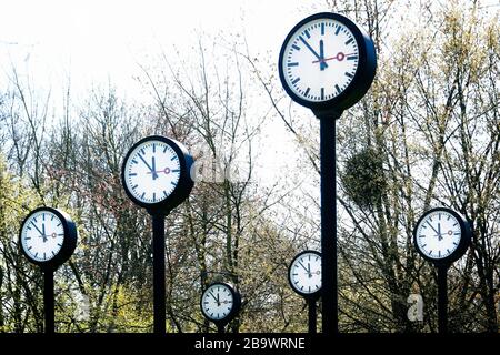 Controversial weekend time change. Clock installation Zeitfeld by Klaus Rinke at the northern entrance of the Volksgarten in Düsseldorf. Banque D'Images