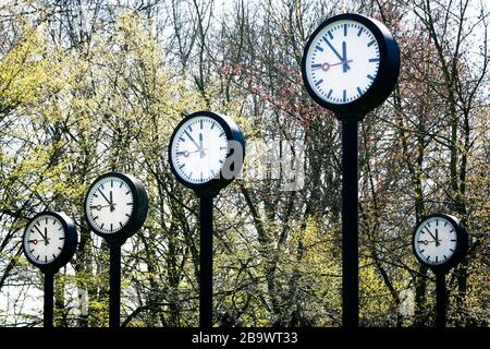 Controversial weekend time change. Clock installation Zeitfeld by Klaus Rinke at the northern entrance of the Volksgarten in Düsseldorf. Banque D'Images