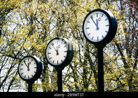 Controversial weekend time change. Clock installation Zeitfeld by Klaus Rinke at the northern entrance of the Volksgarten in Düsseldorf. Banque D'Images
