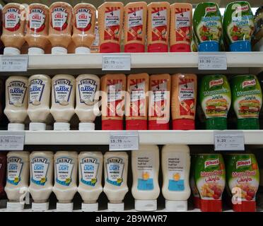 Dubai Emirats Arabes Unis décembre 2019 variété de Heinz, Knorr Nandos marque Tomato Ketchup et mayonnaise exposition en magasin pour la vente. Mayo léger, sauce Chili Mayo. B Banque D'Images