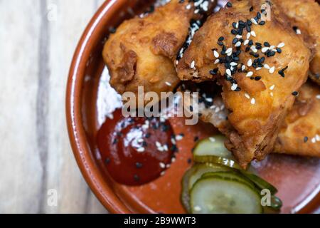 Ailes de poulet coréen, sauce au Chili fermenté et concombre mariné Banque D'Images