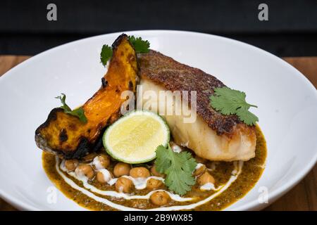 Morue de curry rôti, citrouille de délica et masala de pois chiches Banque D'Images