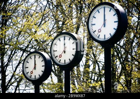 Controversial weekend time change. Clock installation Zeitfeld by Klaus Rinke at the northern entrance of the Volksgarten in Düsseldorf. Banque D'Images