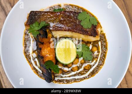 Morue de curry rôti, citrouille de délica et masala de pois chiches Banque D'Images