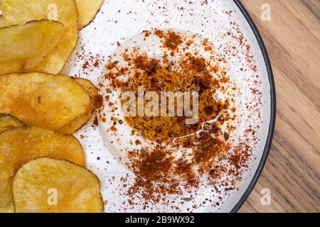 Taramosalata avec mélange d'épices et de chips au Moyen-Orient baharat Banque D'Images