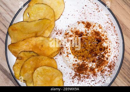 Taramosalata avec mélange d'épices et de chips au Moyen-Orient baharat Banque D'Images