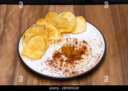 Taramosalata avec mélange d'épices et de chips au Moyen-Orient baharat Banque D'Images