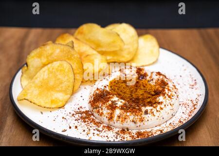 Taramosalata avec mélange d'épices et de chips au Moyen-Orient baharat Banque D'Images