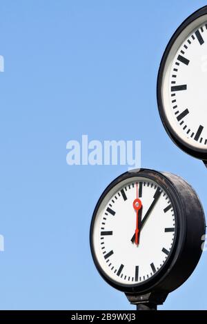 Controversial weekend time change. Clock installation Zeitfeld by Klaus Rinke at the northern entrance of the Volksgarten in Düsseldorf. Banque D'Images