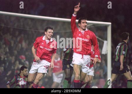 Eric Cantona célèbre la notation pour Manchester United. Lee Sharpe, coéquipier, est également illustré. Banque D'Images