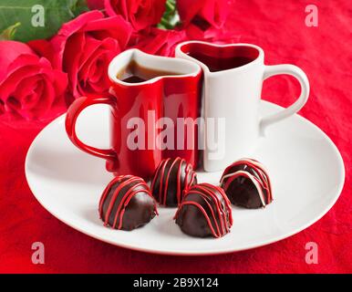 Tasse de café en forme de coeur et chocolats Banque D'Images