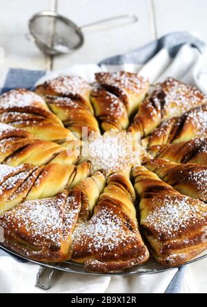 Brioche douce à la cannelle fraîchement cuite Banque D'Images