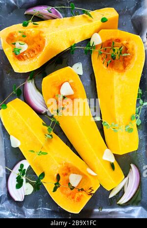 Tranches de citrouille pour la cuisson à l'origan, à l'oignon, à l'ail et à l'huile d'olive. Banque D'Images