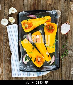 Tranches de citrouille pour la cuisson à l'origan, à l'oignon, à l'ail et à l'huile d'olive. Banque D'Images