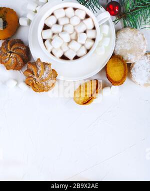 Tasse de chocolat chaud et biscuits assortis : biscuits linzer, pain court, biscuit aux noix, biscuit aux amandes orange. Banque D'Images
