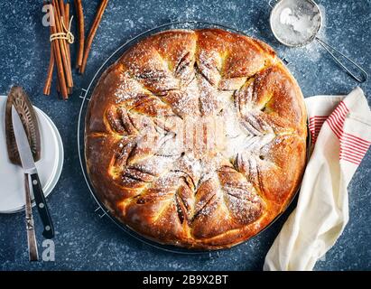 Brioche douce à la cannelle fraîchement cuite, vue sur le dessus Banque D'Images