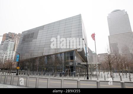 Le Mémorial du 11 septembre avec des milliers de visiteurs par jour est fermé pendant la pandémie de COVID-19 de la maladie de Coronavirus et environ pour la maladie de Coronavirus COVID-19 impacts pandémique New Yorkers, New York, NY le 20 mars 2020. Photo de : Collection Mark Doyle/Everett Banque D'Images