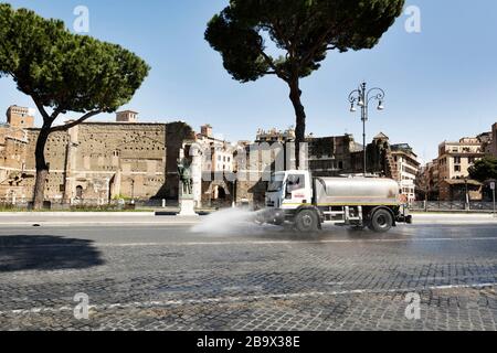 Roma, Roma, Italie. 25 mars 2020. Le virus Coran, COD-19, urgence dans les rues des Roms.le gouvernement italien a adopté la mesure d'un lock-out national en fermant toutes les activités, à l'exception des services essentiels dans une tentative de lutte contre le Coronavirus (COVID-19). Toute la ville, comme tout le pays, est en quarantaine et le mouvement est limité au nécessaire. Les rues de la ville sont vides et contrôlées par l'amry. Crédit: Matteo Trevisan/ZUMA Wire/Alay Live News Banque D'Images