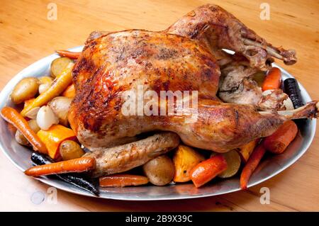 Un dîner de dinde rôtie avec des légumes de saison Banque D'Images