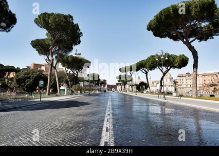 Roma, Roma, Italie. 25 mars 2020. Le virus Coran, COD-19, urgence dans les rues des Roms.le gouvernement italien a adopté la mesure d'un lock-out national en fermant toutes les activités, à l'exception des services essentiels dans une tentative de lutte contre le Coronavirus (COVID-19). Toute la ville, comme tout le pays, est en quarantaine et le mouvement est limité au nécessaire. Les rues de la ville sont vides et contrôlées par l'amry. Crédit: Matteo Trevisan/ZUMA Wire/Alay Live News Banque D'Images