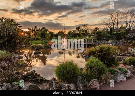 Étang et fontaine à Abbey Park au coucher du soleil, Torquay, Devon, Royaume-Uni. Mars 2018. Banque D'Images