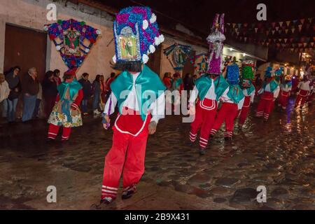 Danseurs à la procession, Festival de notre Dame de Guadalupe en décembre, soirée pluvieuse à Coscomatepec, État de Veracruz, Mexique Banque D'Images