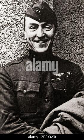 Un portrait d'Edward Vernon (Eddie) Rickenbacker (1890-1973), un combattant américain ace de la première Guerre mondiale et récipiendaire de la Médaille d'honneur. Avec 26 victoires aériennes, il a été l'ace de chasse la plus réussie de l'Amérique dans la guerre. Il a également été considéré avoir reçu le plus de prix pour la vaillance par un américain pendant la guerre. Banque D'Images