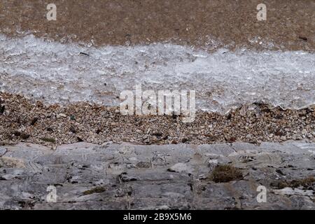 Phénomène inhabituel des vagues de glace capturé au lac Joux en Suisse. L'eau du lac est gelée et des cristaux de glace sont accumulés sur la plage Banque D'Images