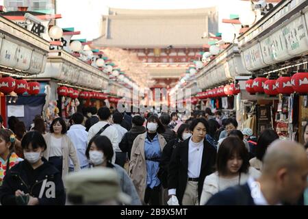 Tokyo, Japon. 25 mars 2020. Les visiteurs sont vus dans la foule à Asakusa à Tokyo, Japon, 25 mars 2020. Le ministère japonais de la santé et les gouvernements locaux ont déclaré mercredi que 41 nouvelles infections à COVID-19 avaient été confirmées à Tokyo, tandis que 66 nouveaux cas avaient été confirmés par 12 autres autorités locales, ce qui porte le nombre total de personnes infectées au Japon à 1 277 à 20 h, heure locale. Crédit: Du Xiaoyi/Xinhua/Alay Live News Banque D'Images