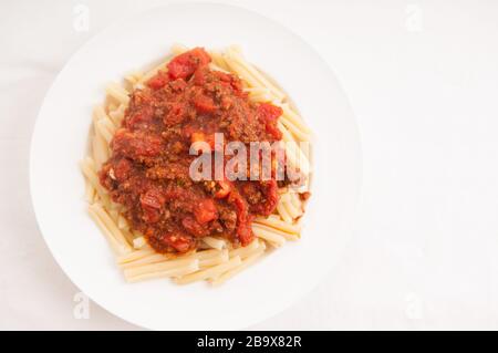 Une pâte gemelli avec sauce à la viande de tomate Banque D'Images