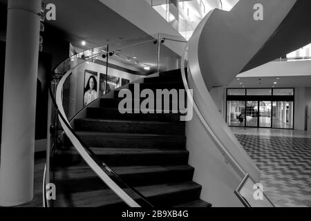 Escalier à l'édifice Stopera lors de l'éclosion du virus Corona à Amsterdam Pays-Bas 2020 en noir et blanc Banque D'Images