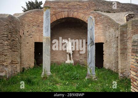 Rome. Italie. Ostia Antica. Vestiges de la Schola di Traiano (Schola Traianea / Guild-Seat de Trajan).statue de plâtre de Trajan dans la salle E4 (origina Banque D'Images