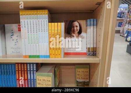 Dubai Emirats Arabes Unis décembre 2019 Lean dans le livre de Sheryl Sandberg COO de Facebook affiché à la vente à la librairie. Livre présenté à la vente. Banque D'Images