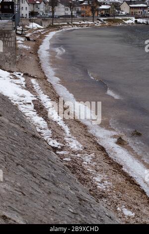 Phénomène inhabituel des vagues de glace capturé au lac Joux en Suisse. L'eau du lac est gelée et des cristaux de glace sont accumulés sur la plage Banque D'Images