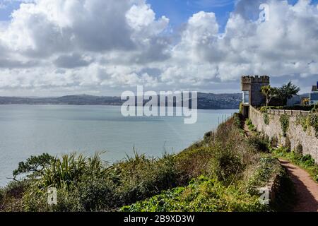 Vue sur Torbay depuis le South West Coast Path au-dessus de Daddyhole Cove, Torquay, Devon, Royaume-Uni. Mars 2018. Banque D'Images