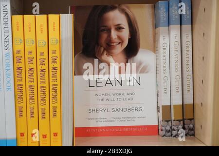 Dubai Emirats Arabes Unis décembre 2019 Lean dans le livre de Sheryl Sandberg COO de Facebook affiché à la vente à la librairie. Livre présenté à la vente. Banque D'Images