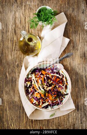 Salade Coleslaw fraîche servie dans un bol sur une table en bois, vue sur le dessus Banque D'Images
